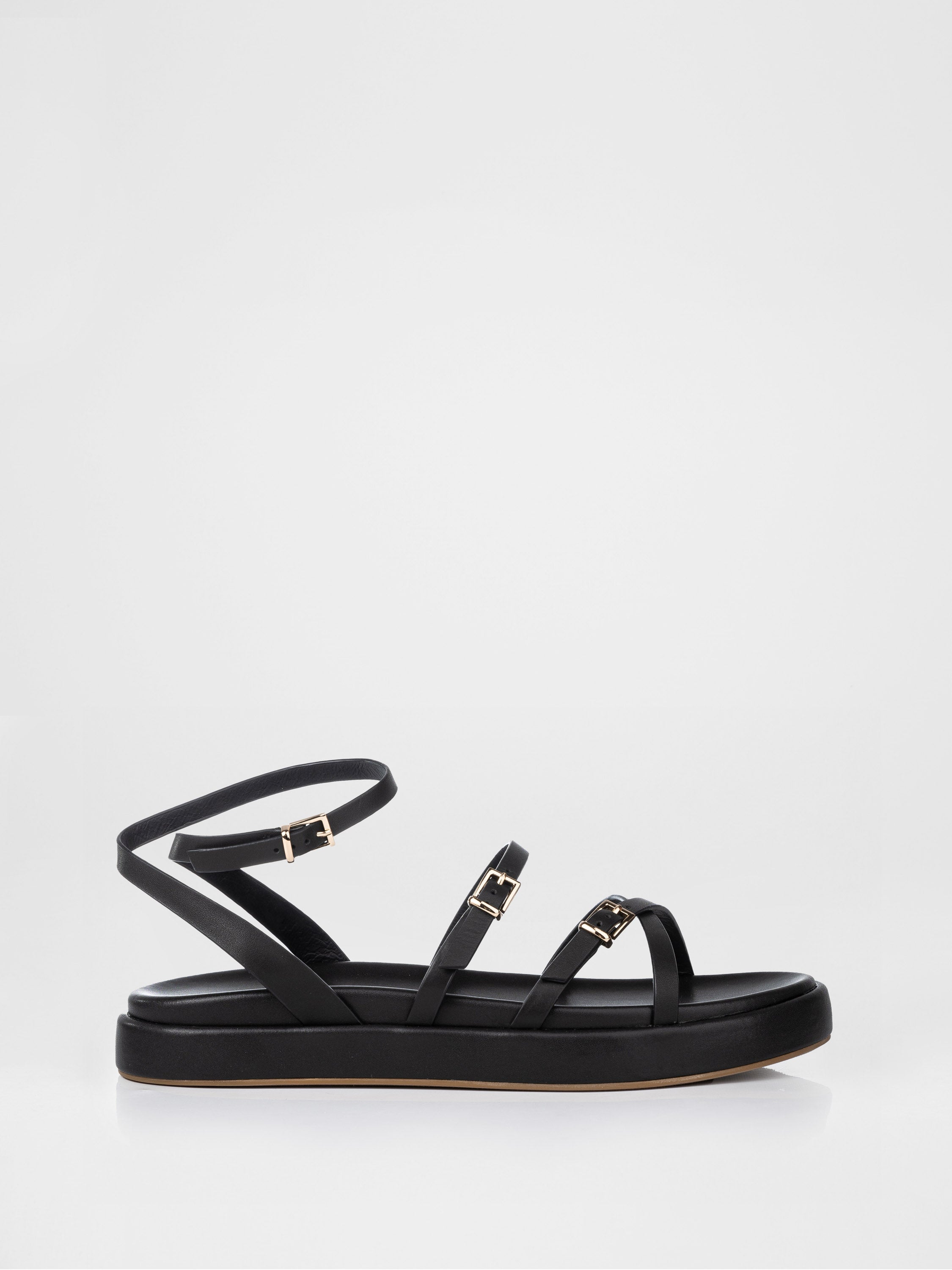 Sandalias negras decoradas con hebillas