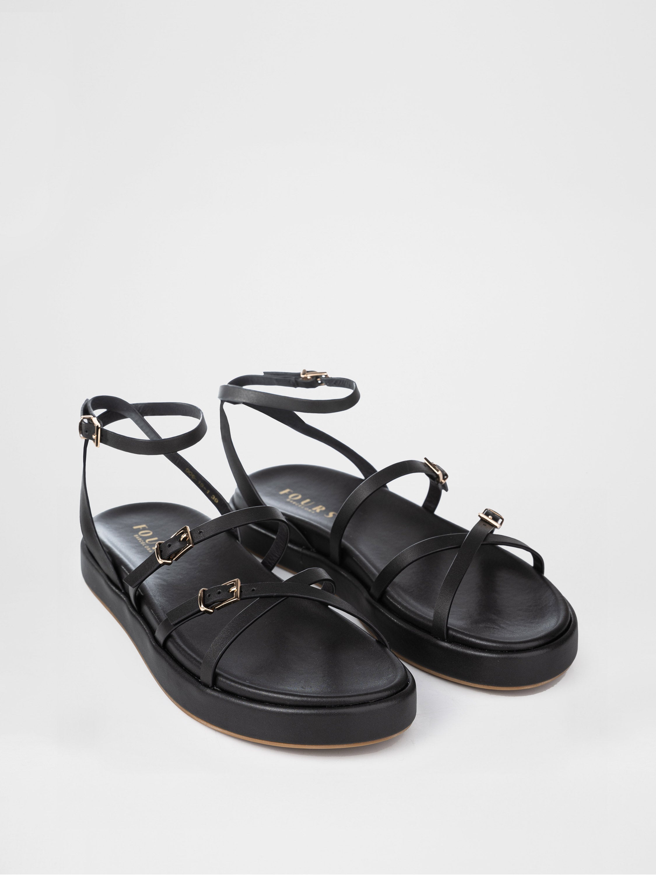 Sandalias negras decoradas con hebillas