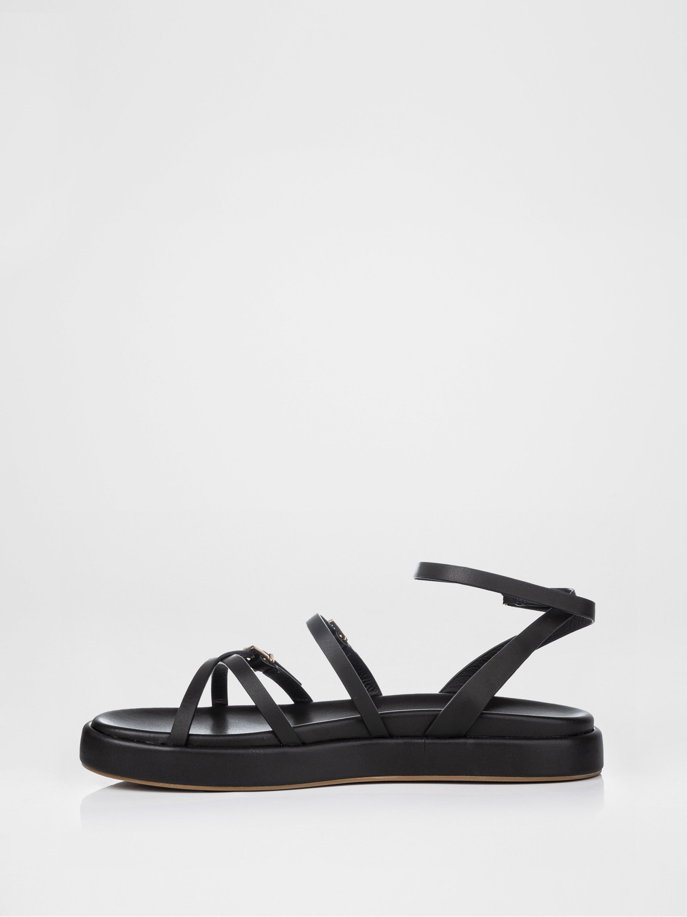 Sandalias negras decoradas con hebillas