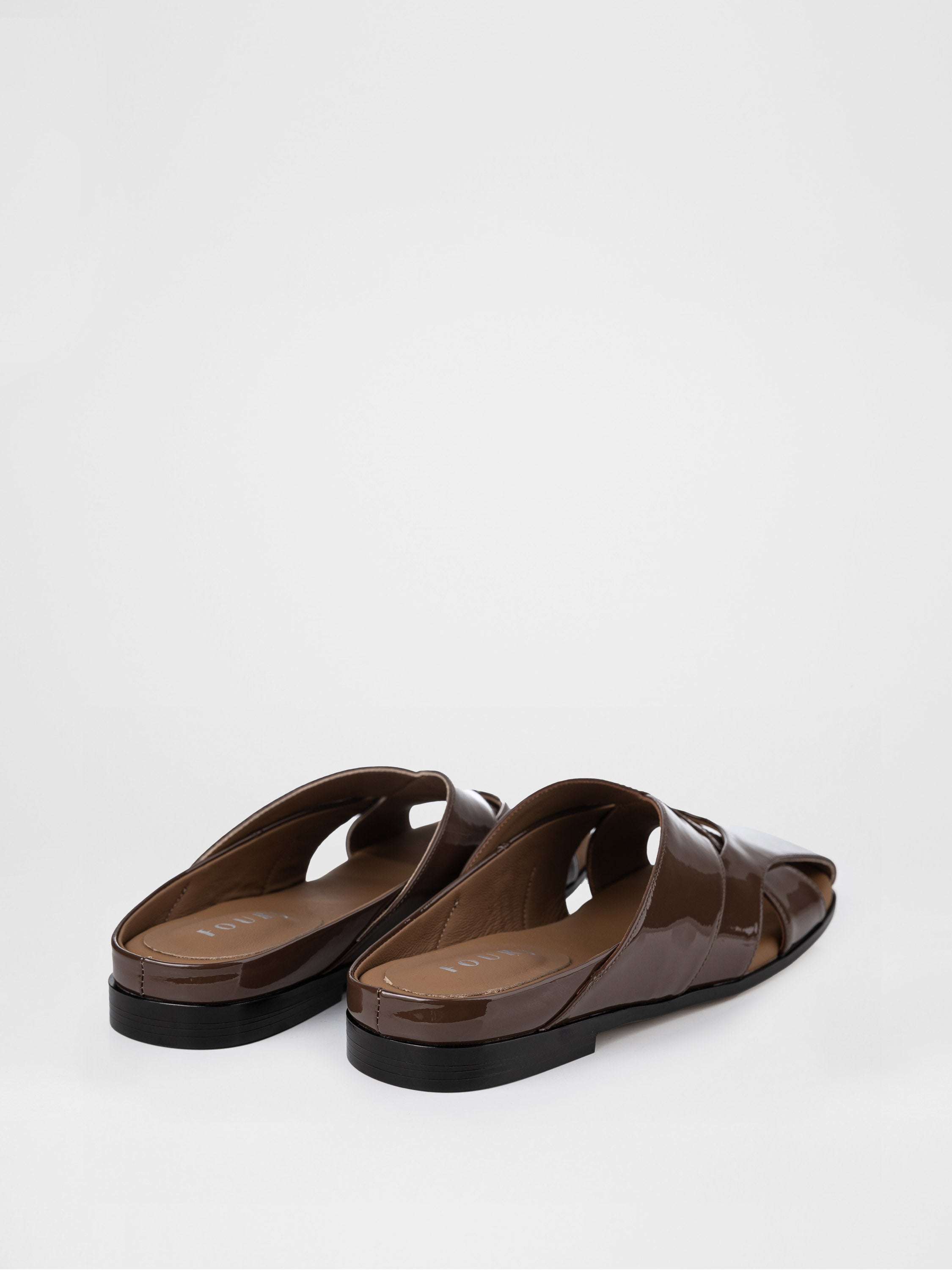 Zuecos de charol color chocolate