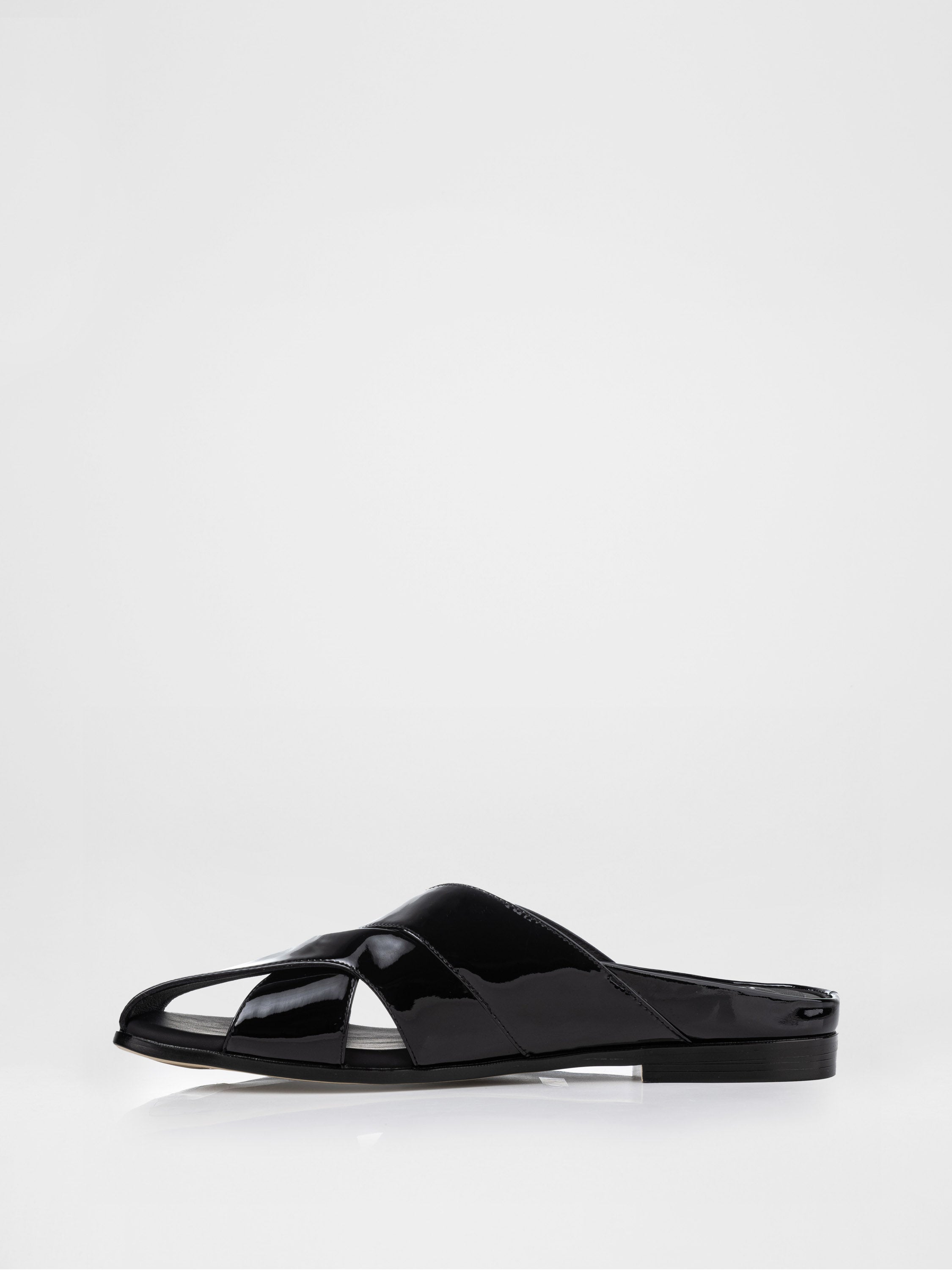 Zuecos de charol negro