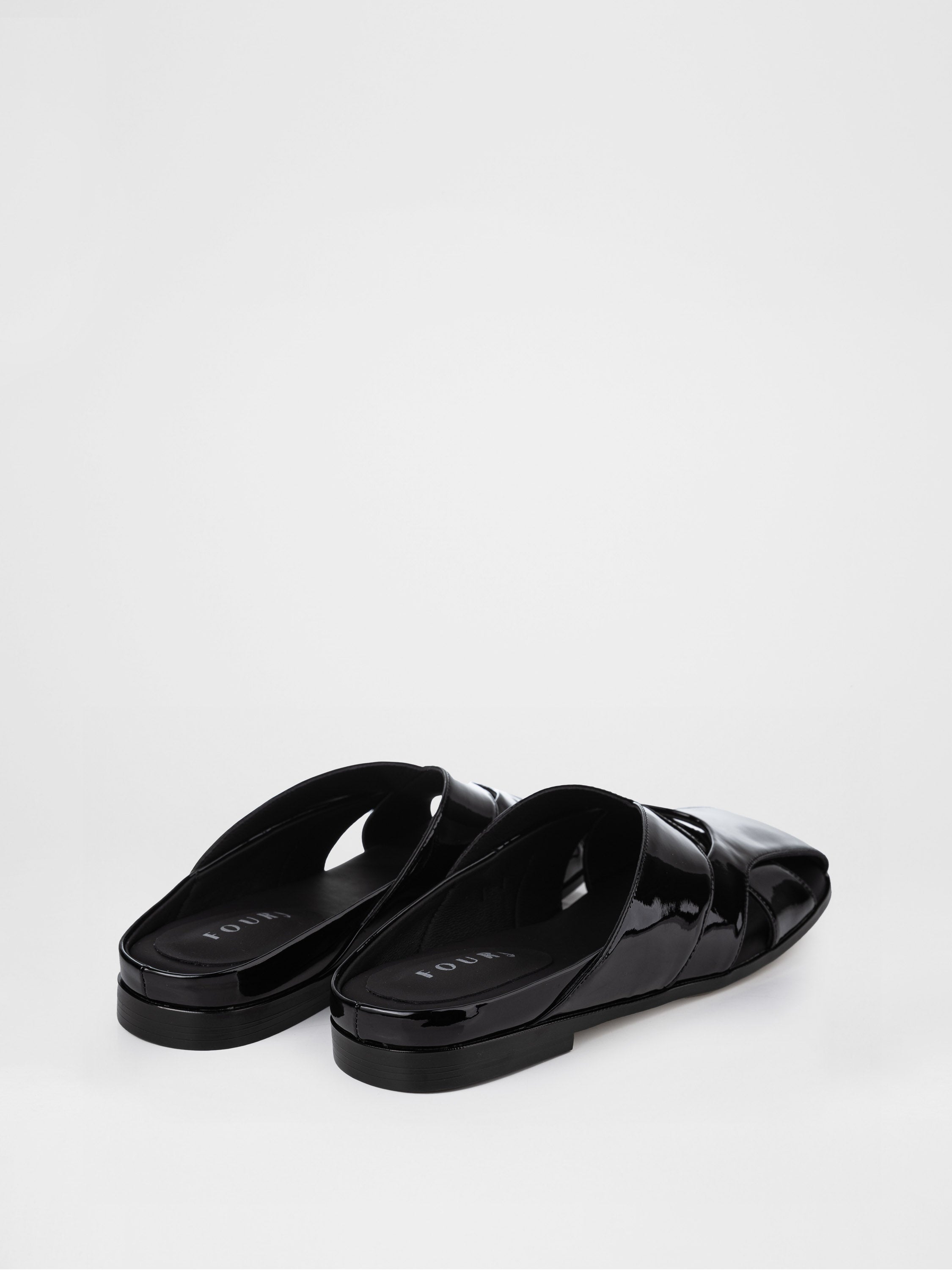 Zuecos de charol negro