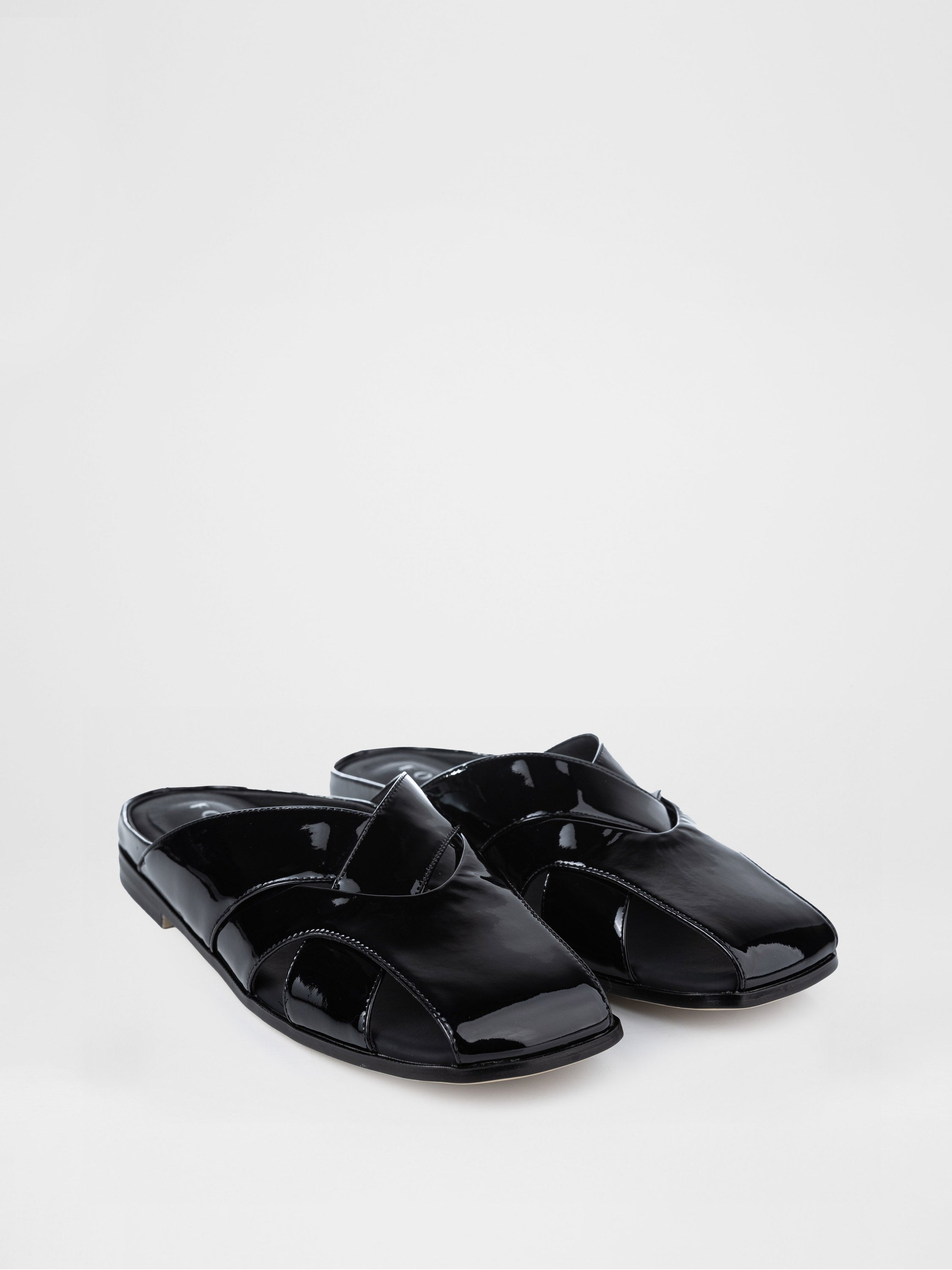 Zuecos de charol negro