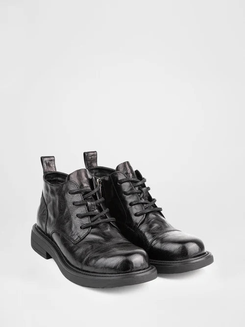 Botas negras con cordones