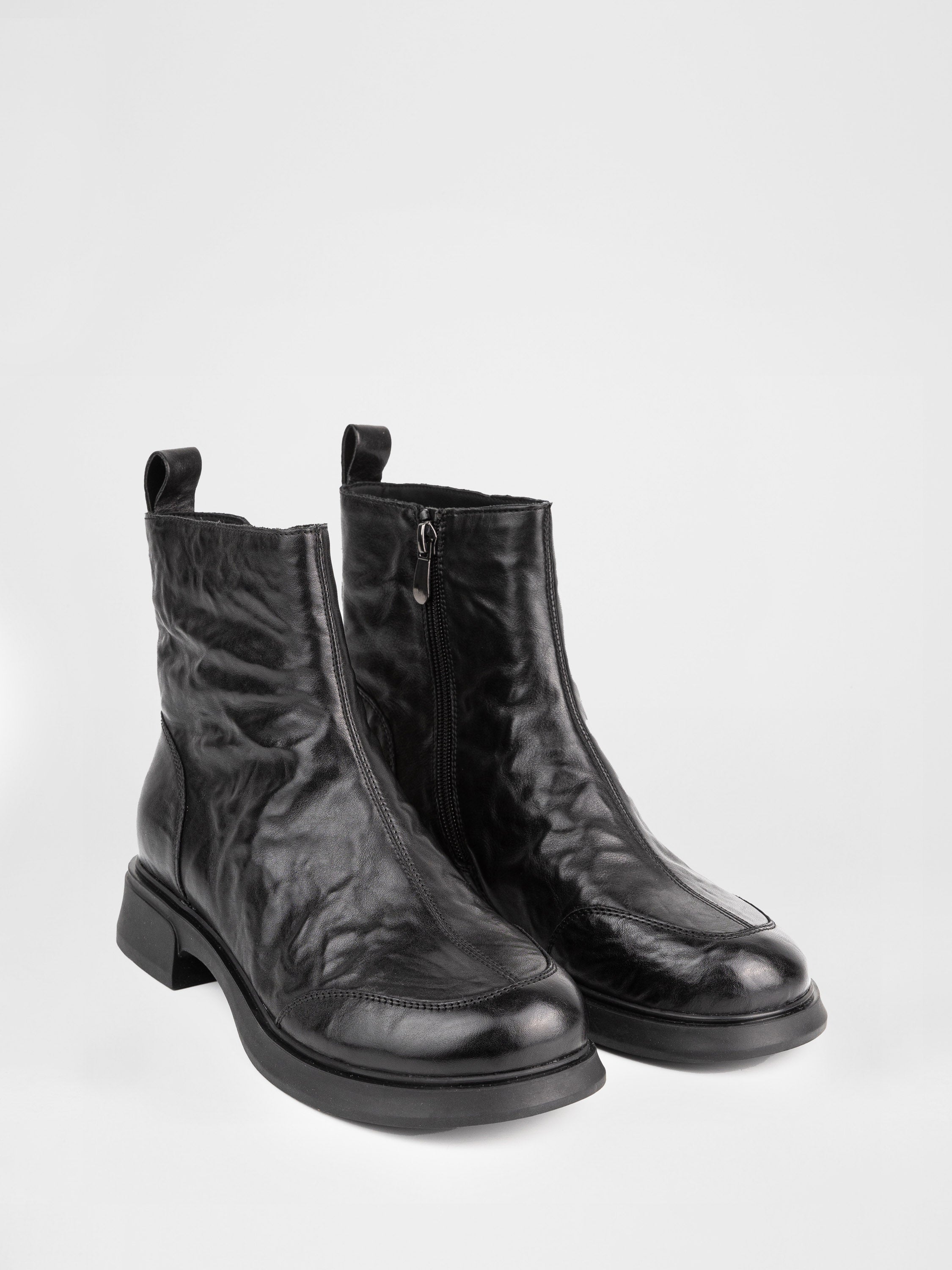 Leather boots in black