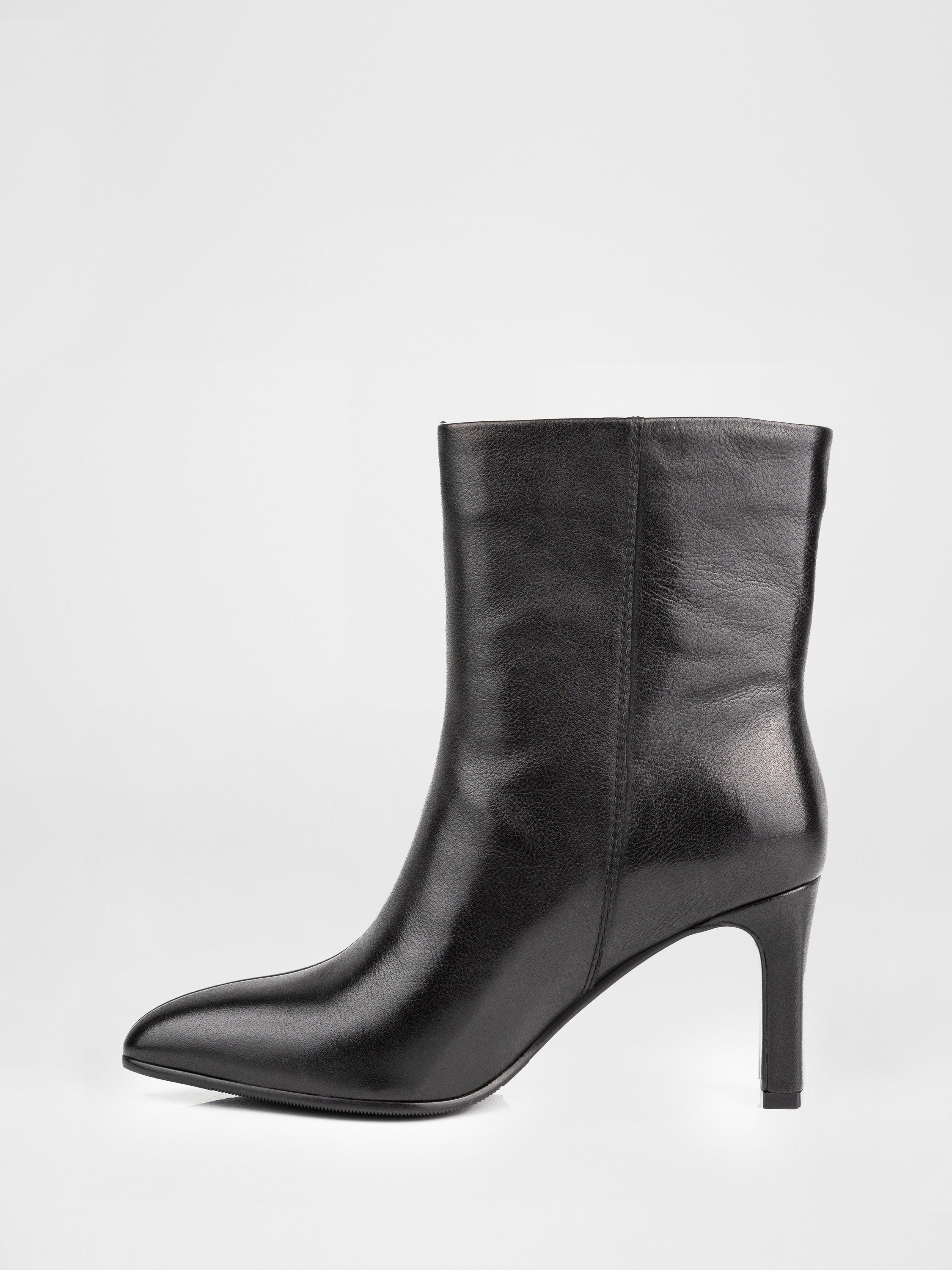 Botines de cuero negro