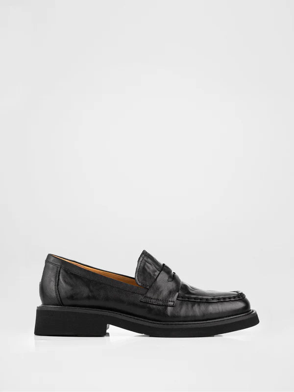 Leather loafers in black