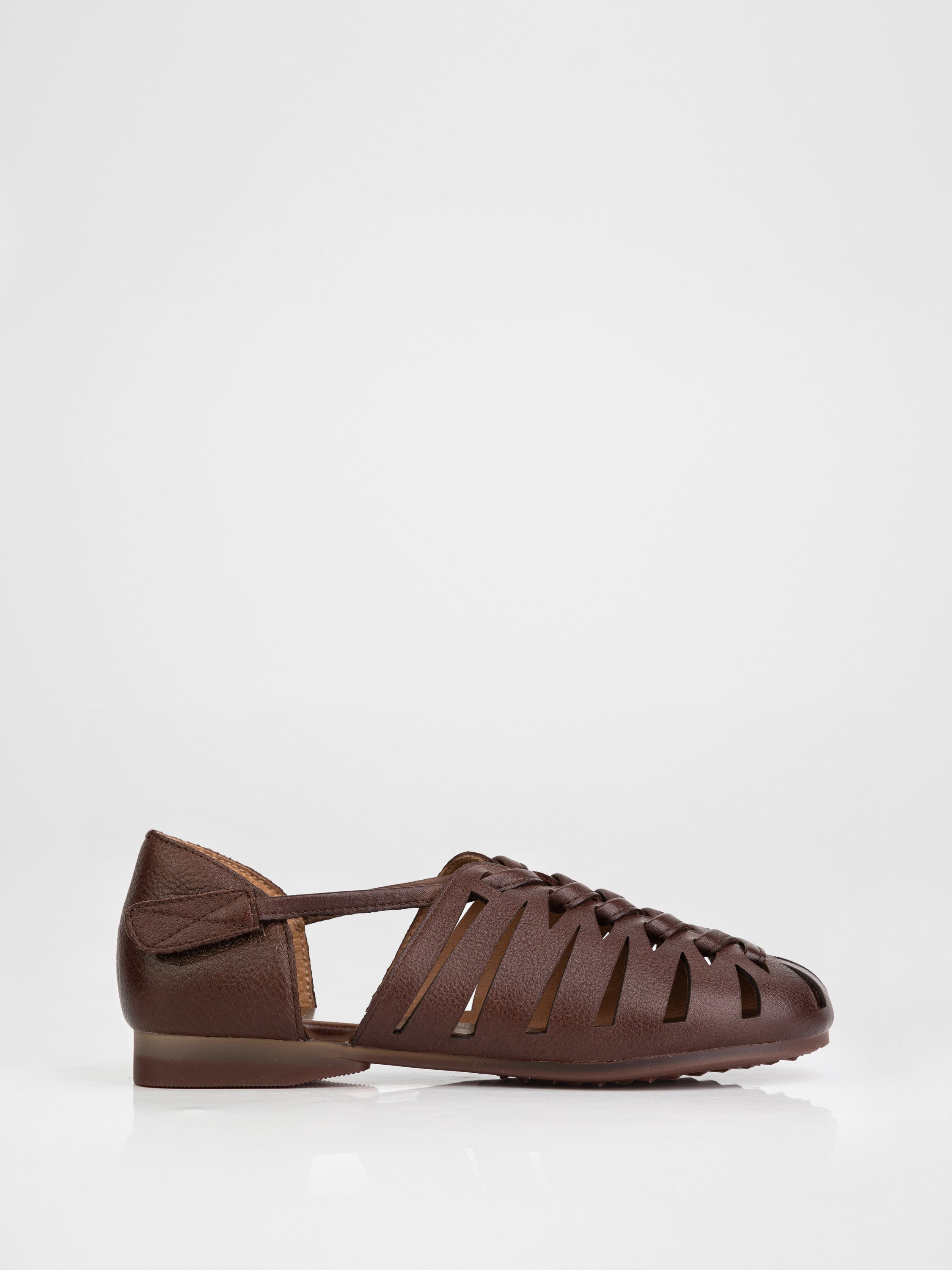 Woven sandals in brown color
