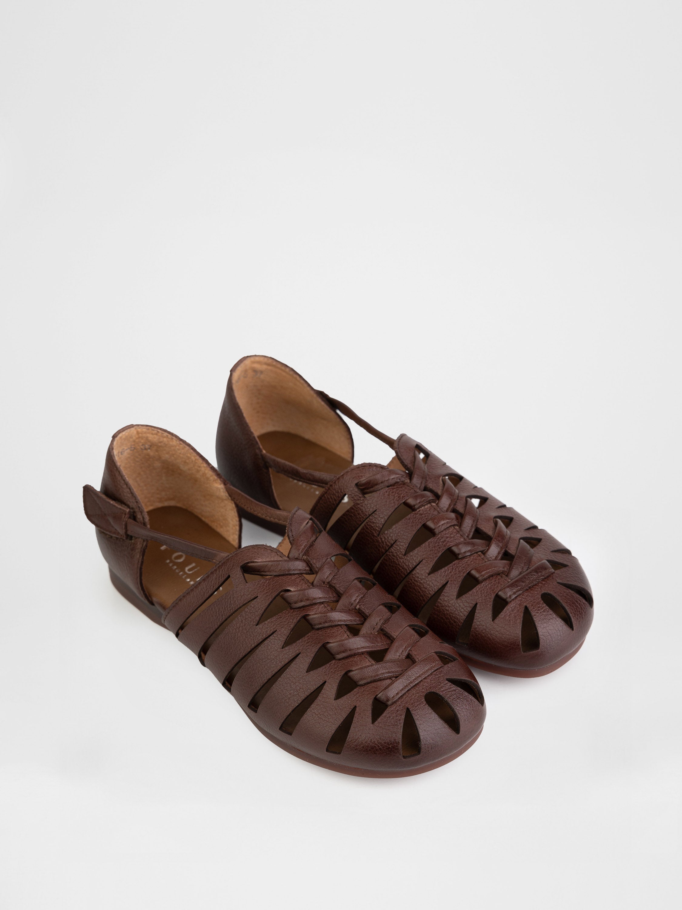 Woven sandals in brown color
