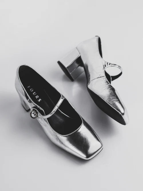 Zapatos con tacones estables en color plata