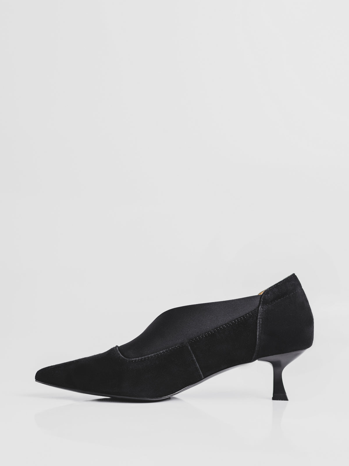 Botines clásicos de ante negro con tacón