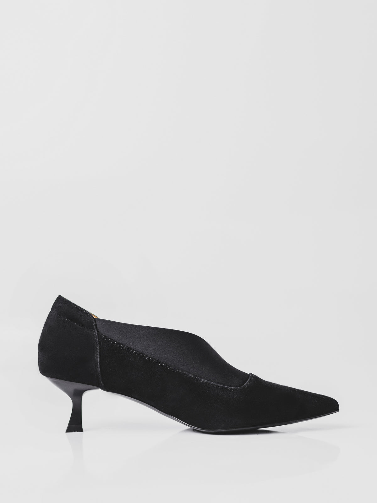 Botines clásicos de ante negro con tacón