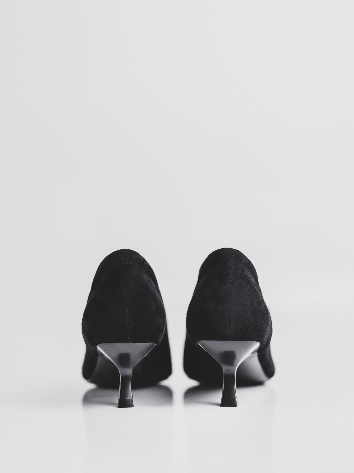 Botines clásicos de ante negro con tacón