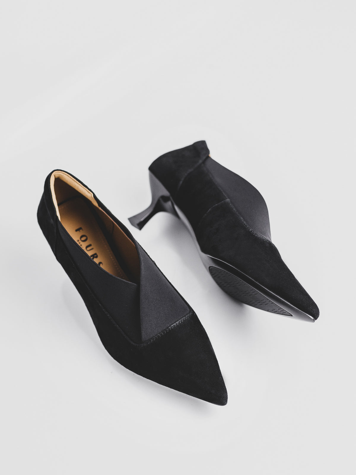 Botines clásicos de ante negro con tacón