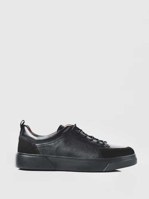 Men's sneakers in black color