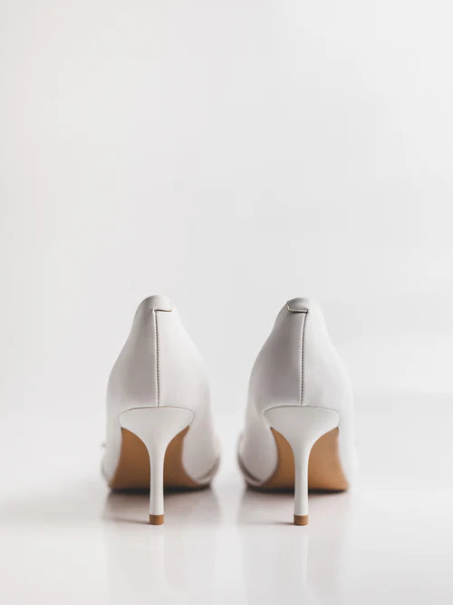 Zapatos de tacón decorados con tiras en color blanco