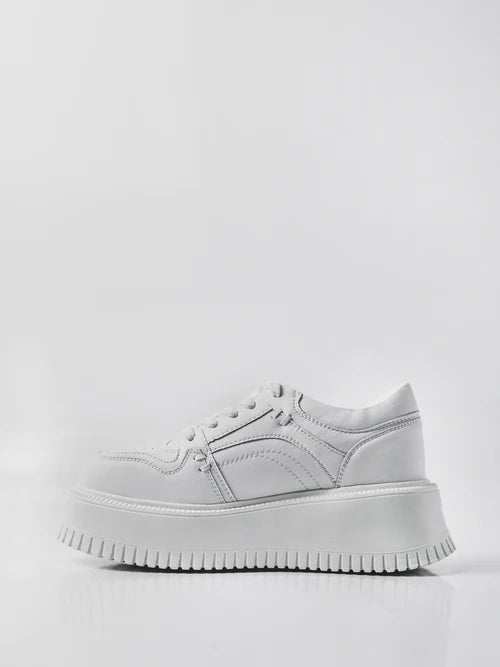 Los Snowkeers son mujeres vestidas de blanco.