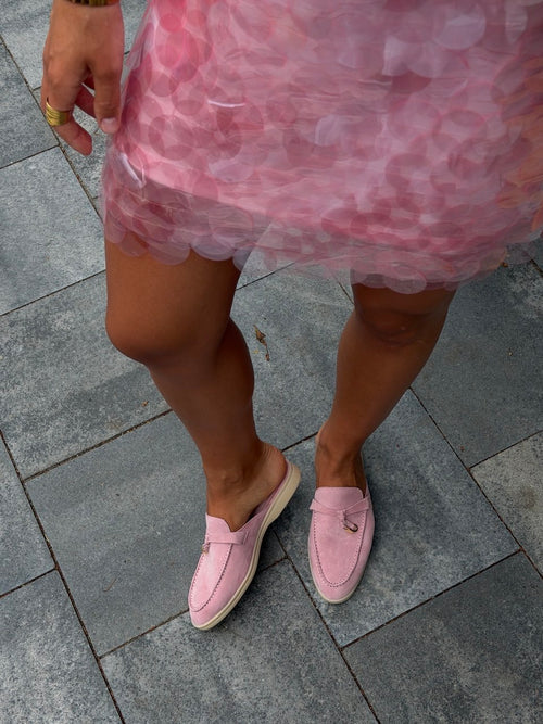 Mules de ante rosa con cordón de piel