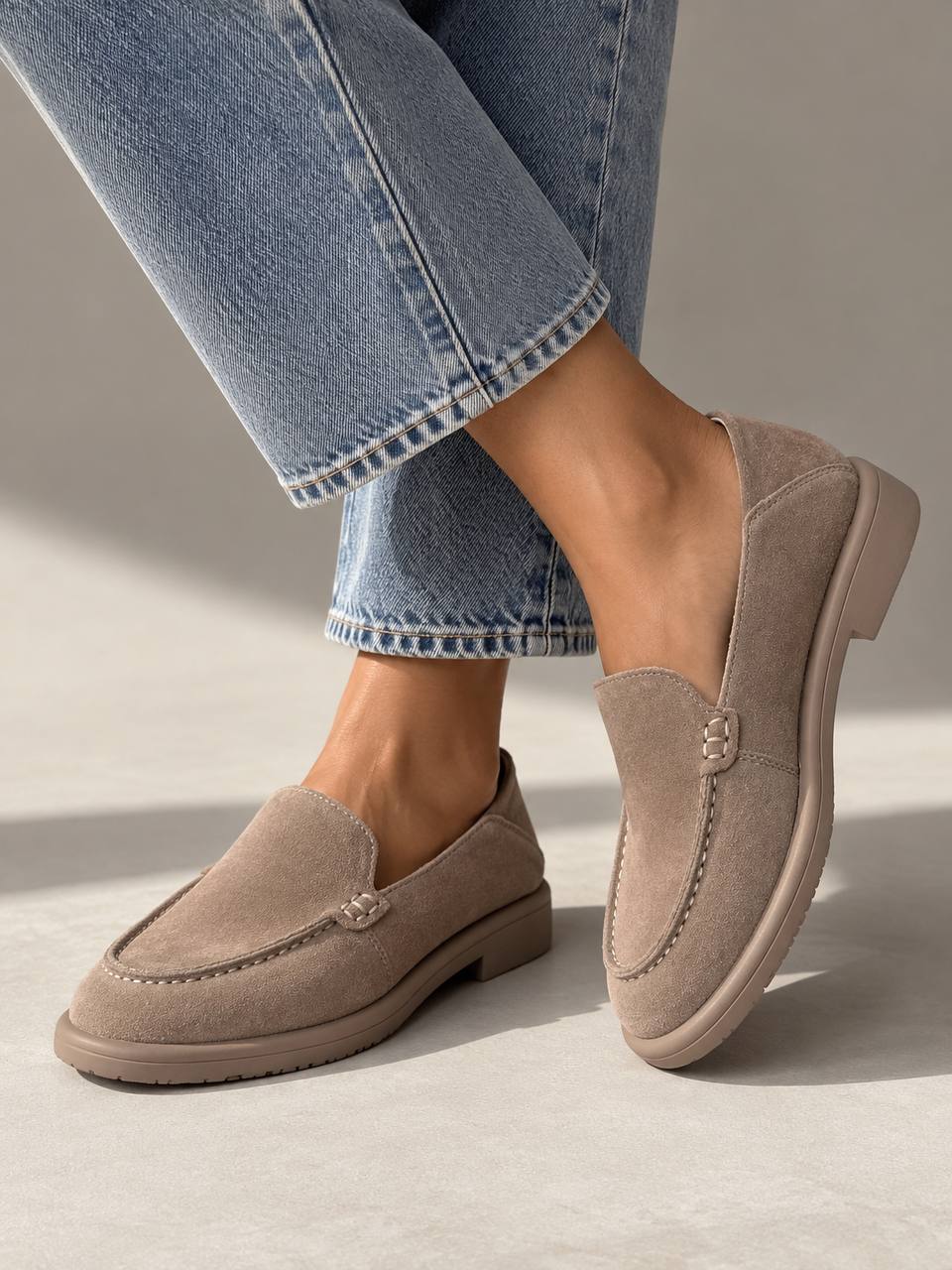 Mocasines de ante beige con pespunte en contraste