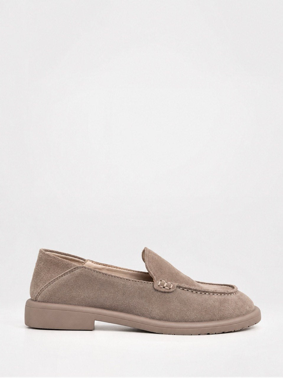 Mocasines de ante beige con pespunte en contraste