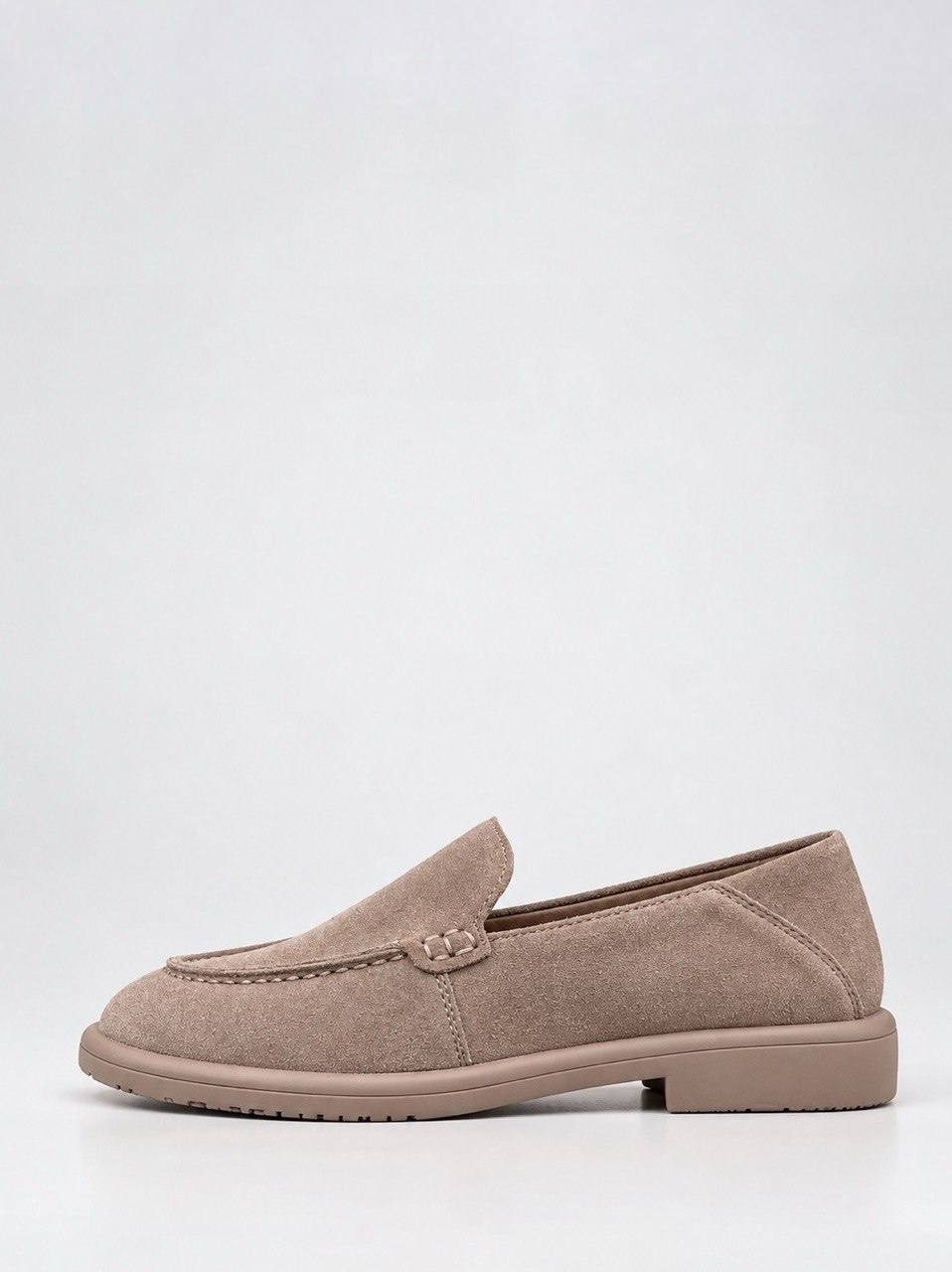 Mocasines de ante beige con pespunte en contraste