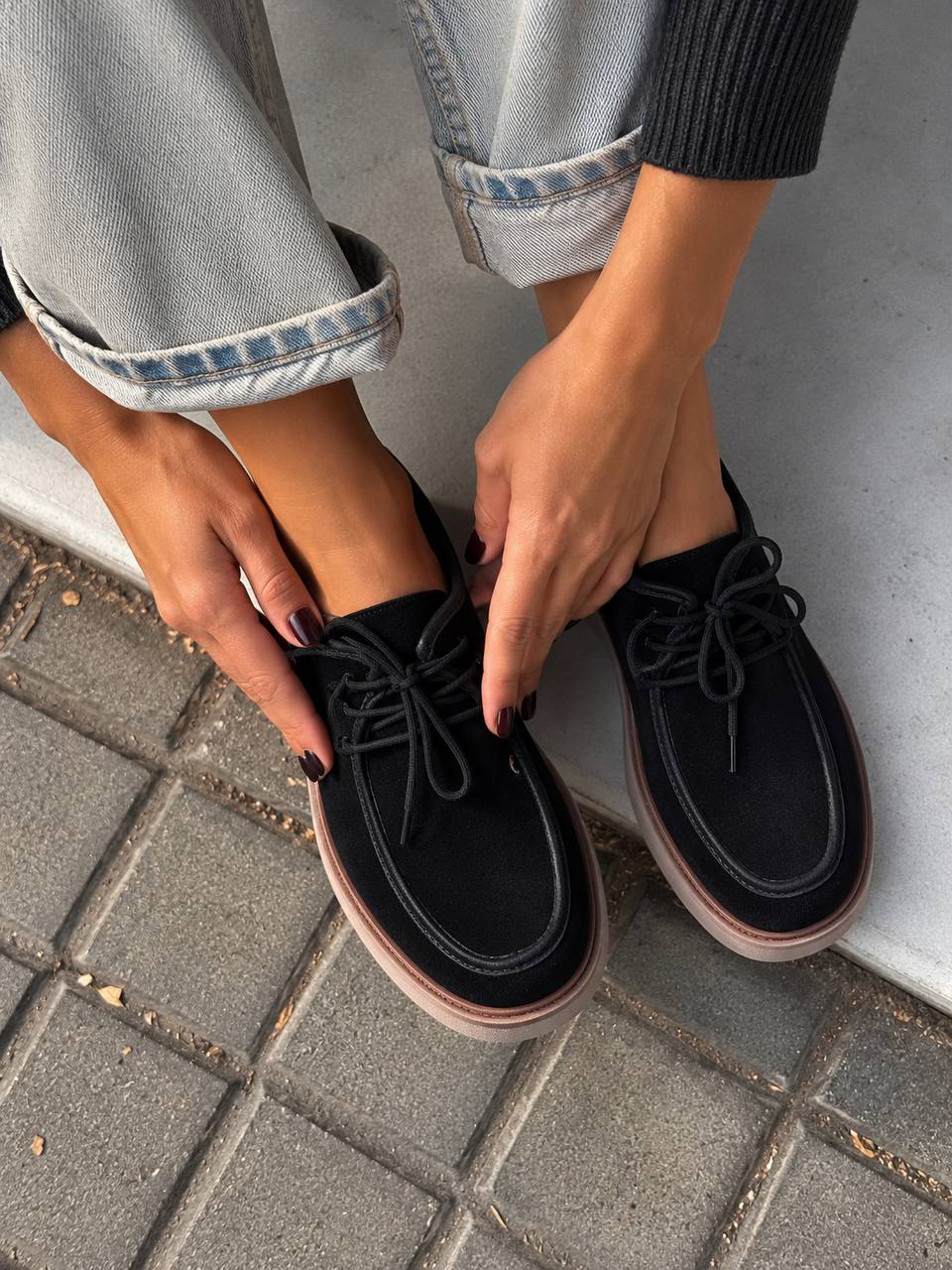Mocasines negros de ante con suela en contraste