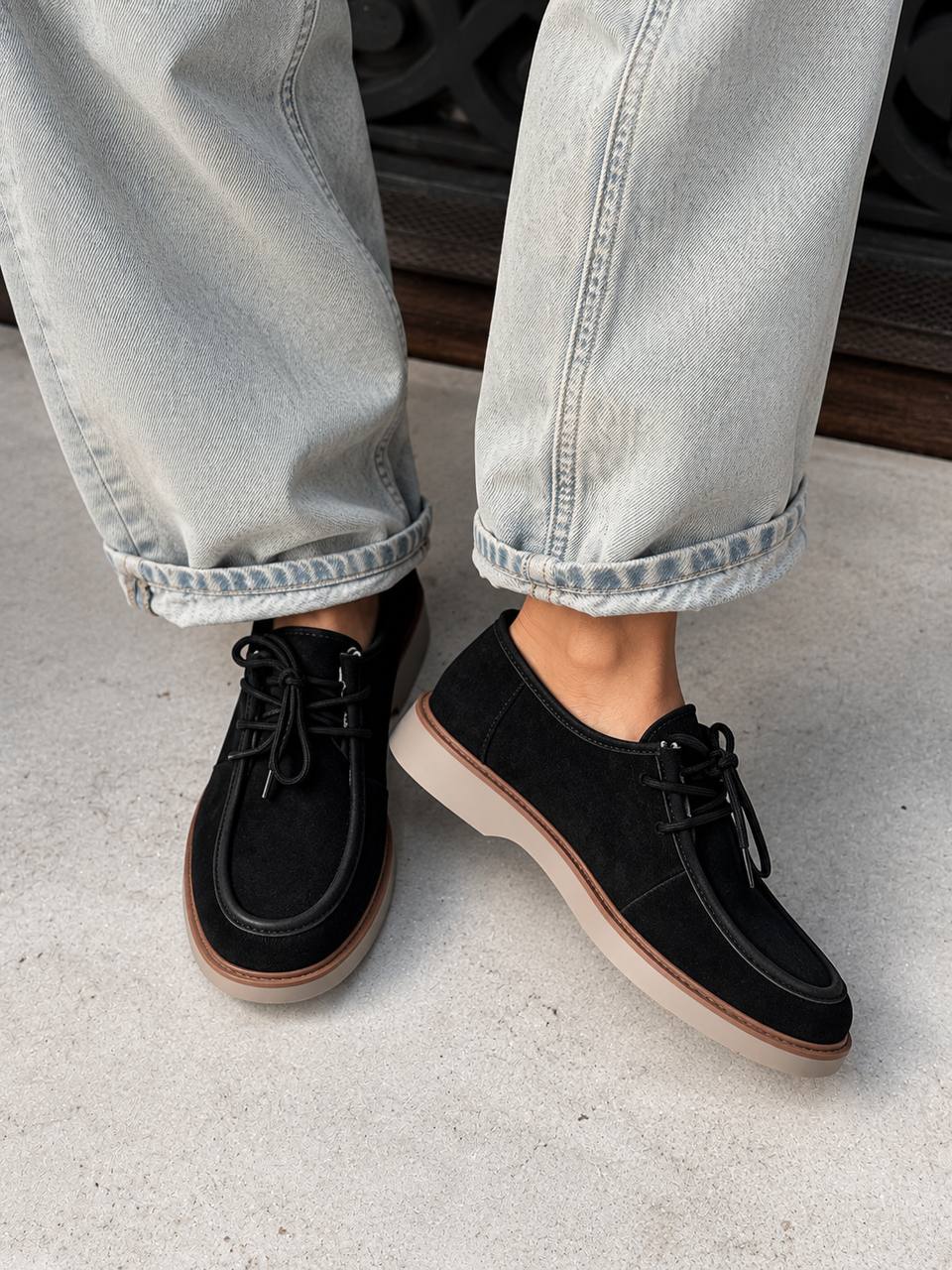 Mocasines negros de ante con suela en contraste