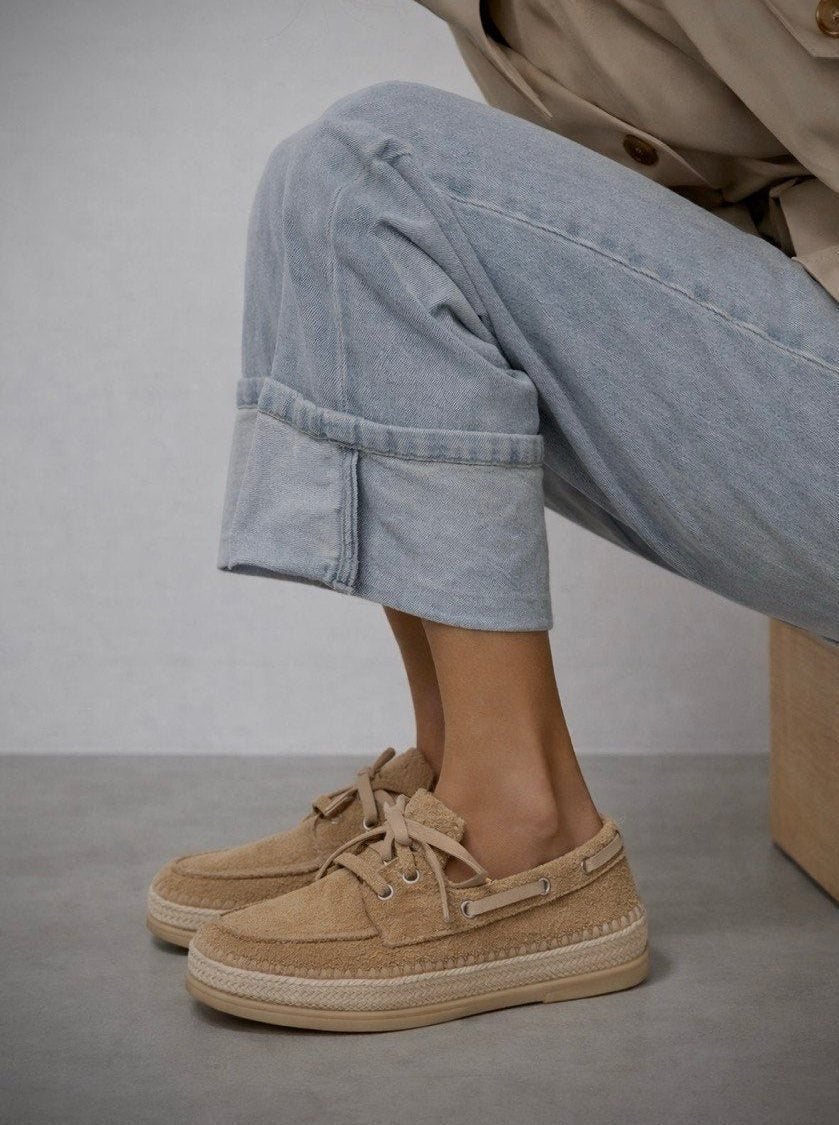 Mocasines de ante beige con suela efecto trenzado