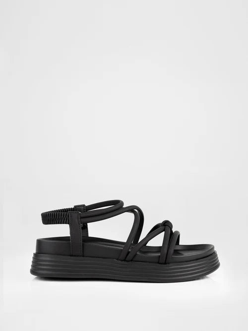 Sandalias negras con suela gruesa