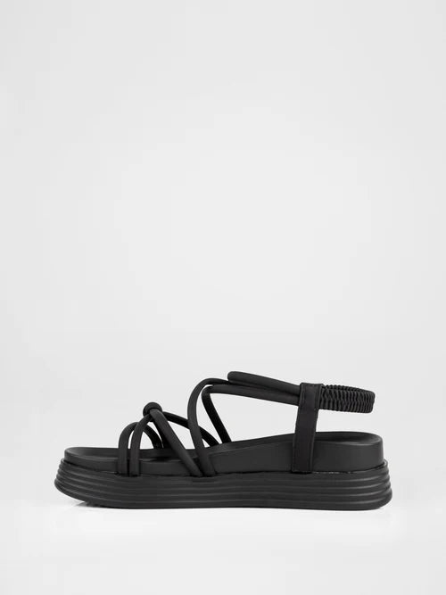 Sandalias negras con suela gruesa
