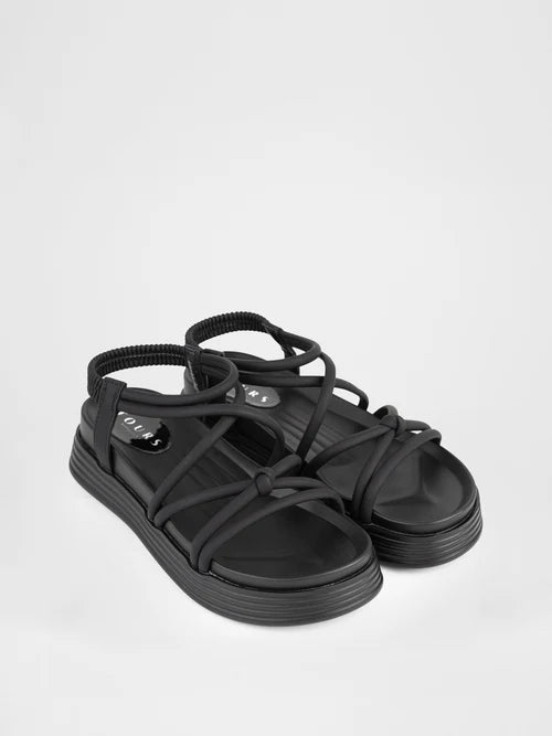 Sandalias negras con suela gruesa