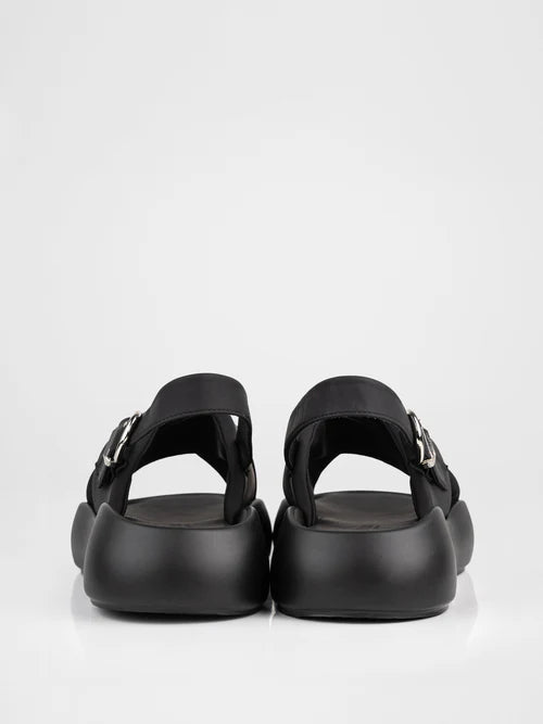 Sandals with a chunky sole in black