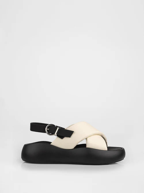 Sandalias de suela gruesa en color leche