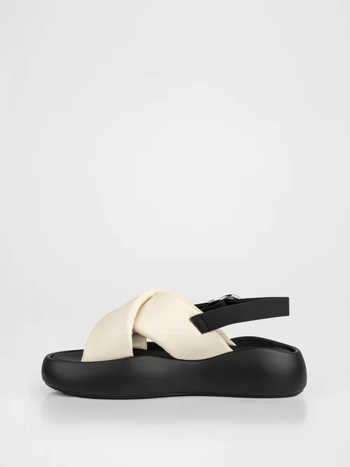 Sandalias de suela gruesa en color leche