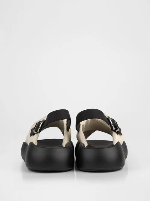 Sandalias de suela gruesa en color leche