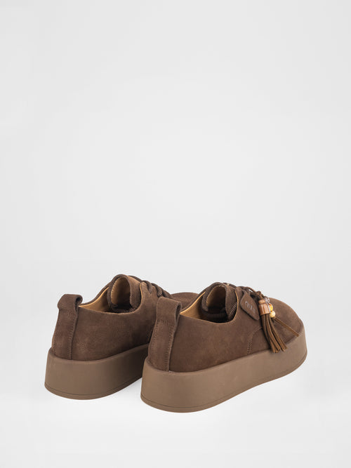 Mocasines de ante marrón con borlas y plataforma