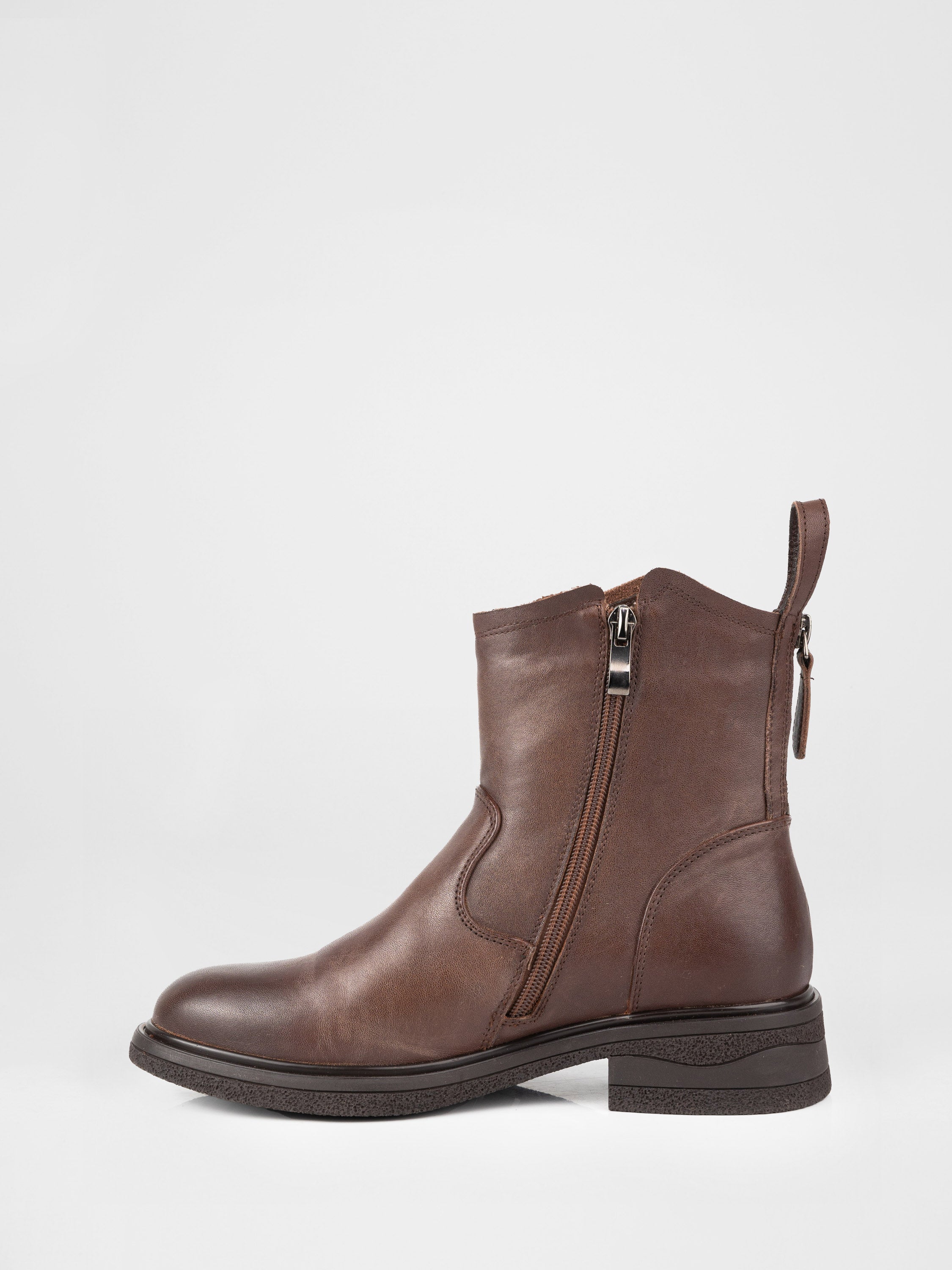 Leather ankle boots in brown color