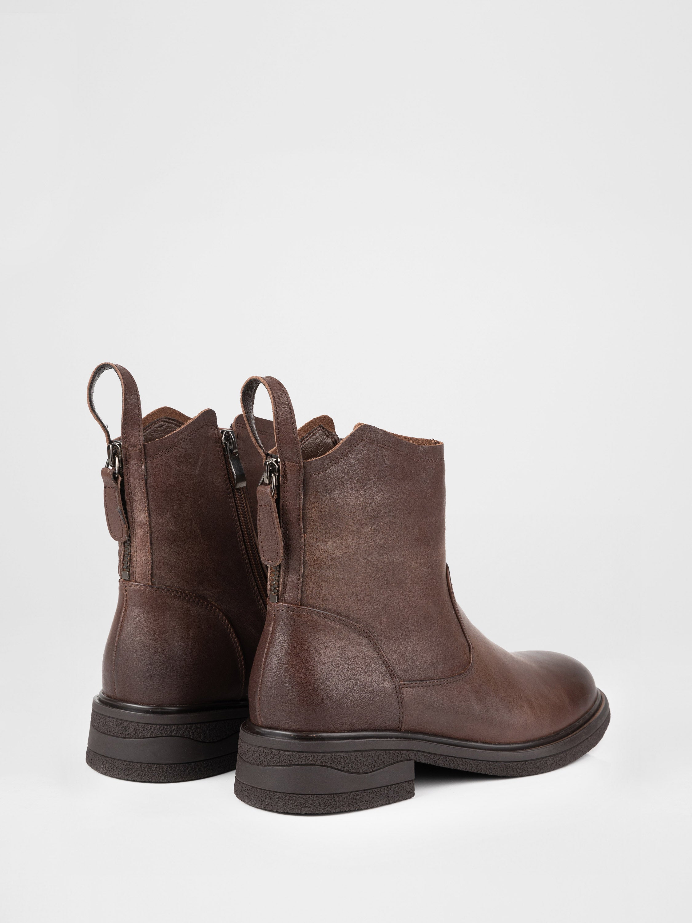 Leather ankle boots in brown color
