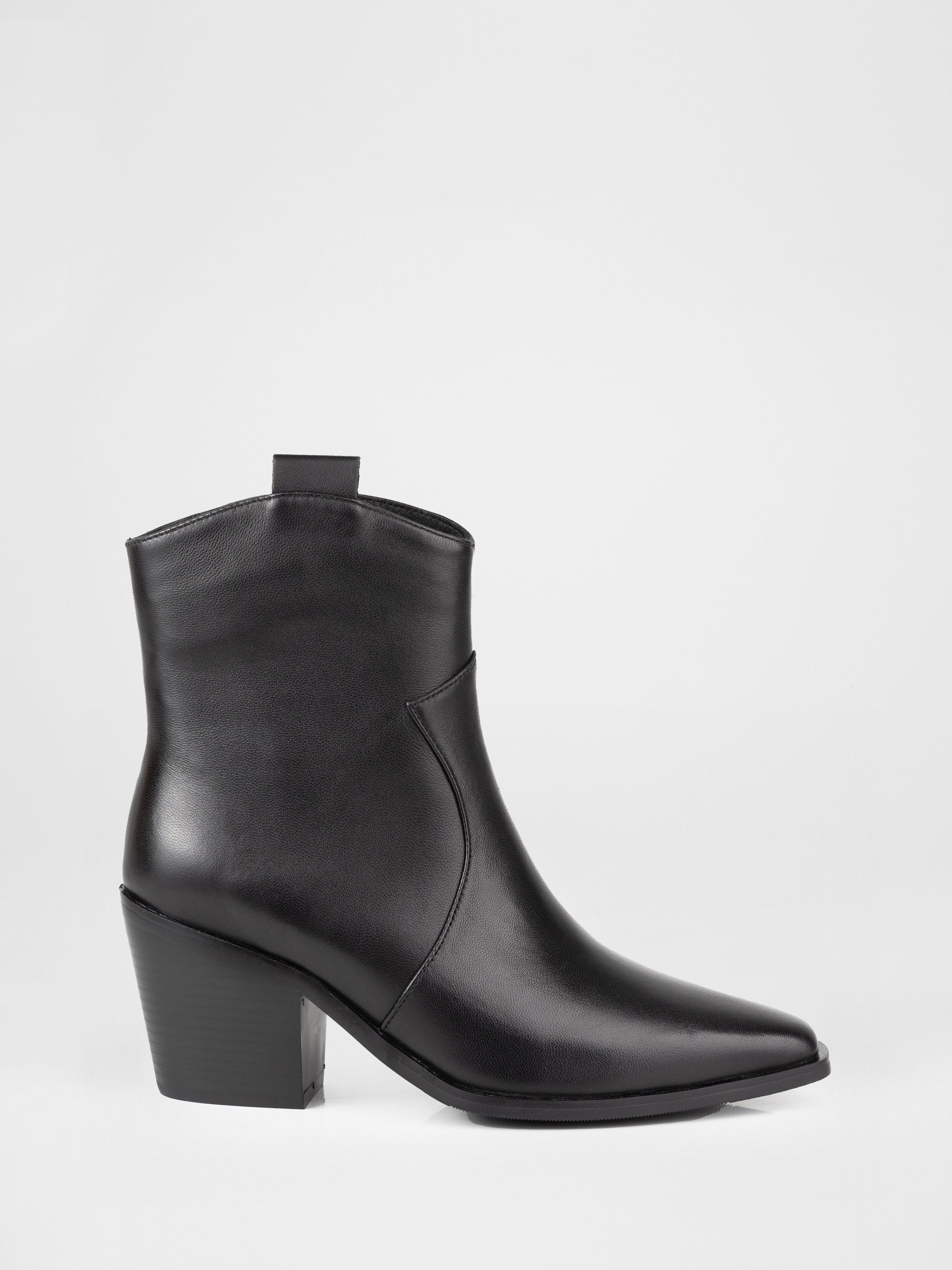 Leather boots in black