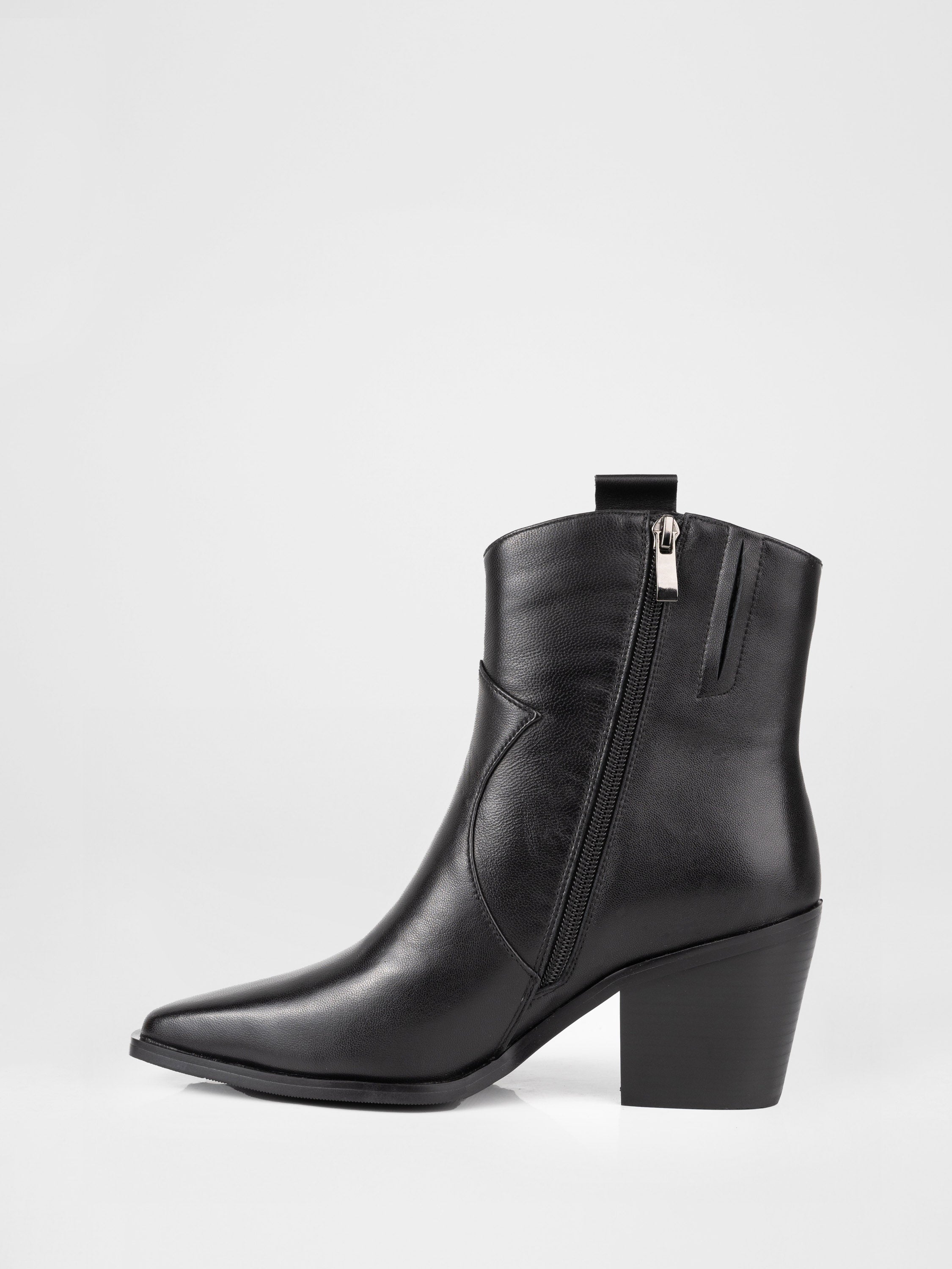 Leather boots in black