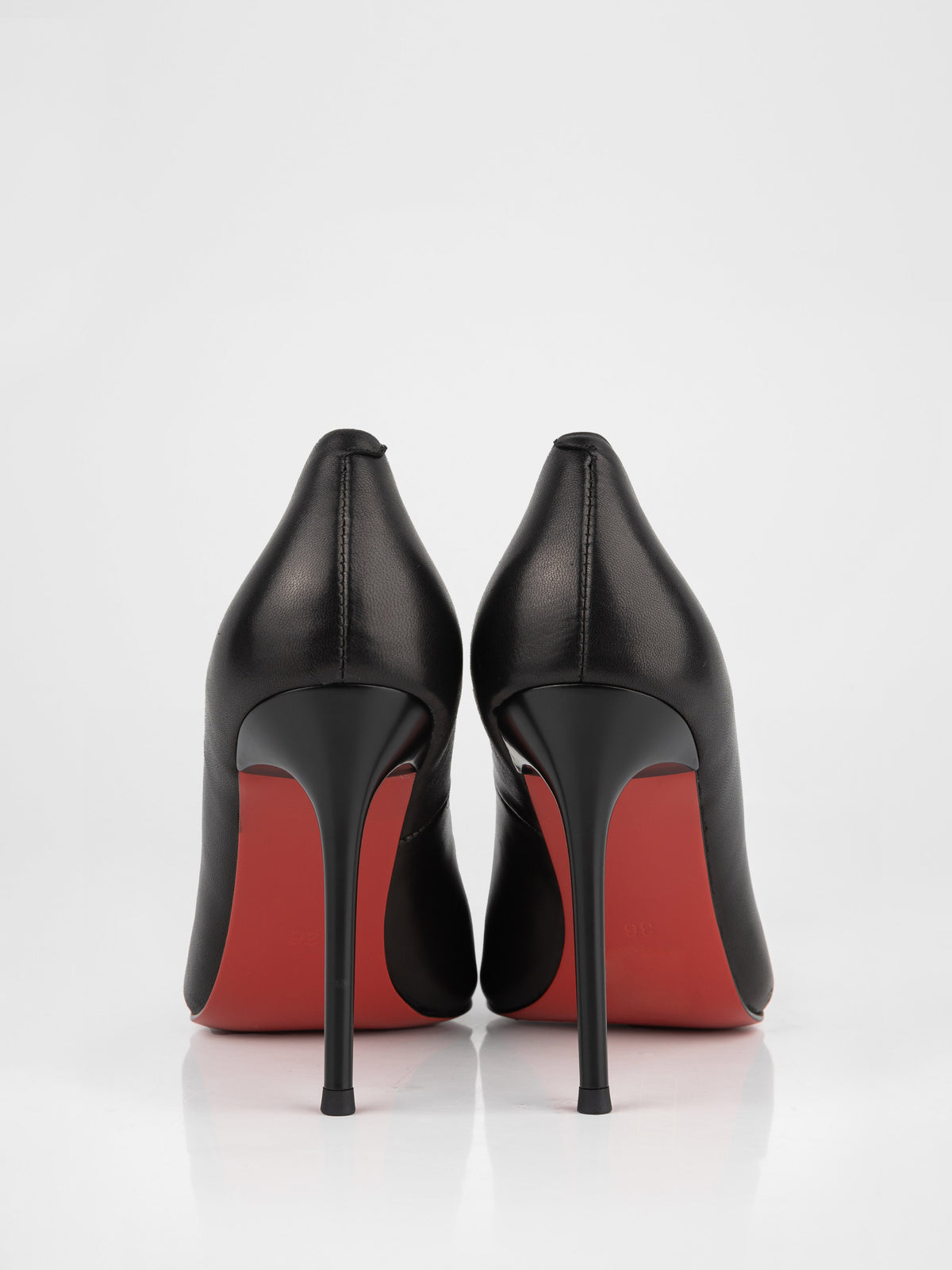 Zapatos de salón de piel mate negra con tacón de aguja