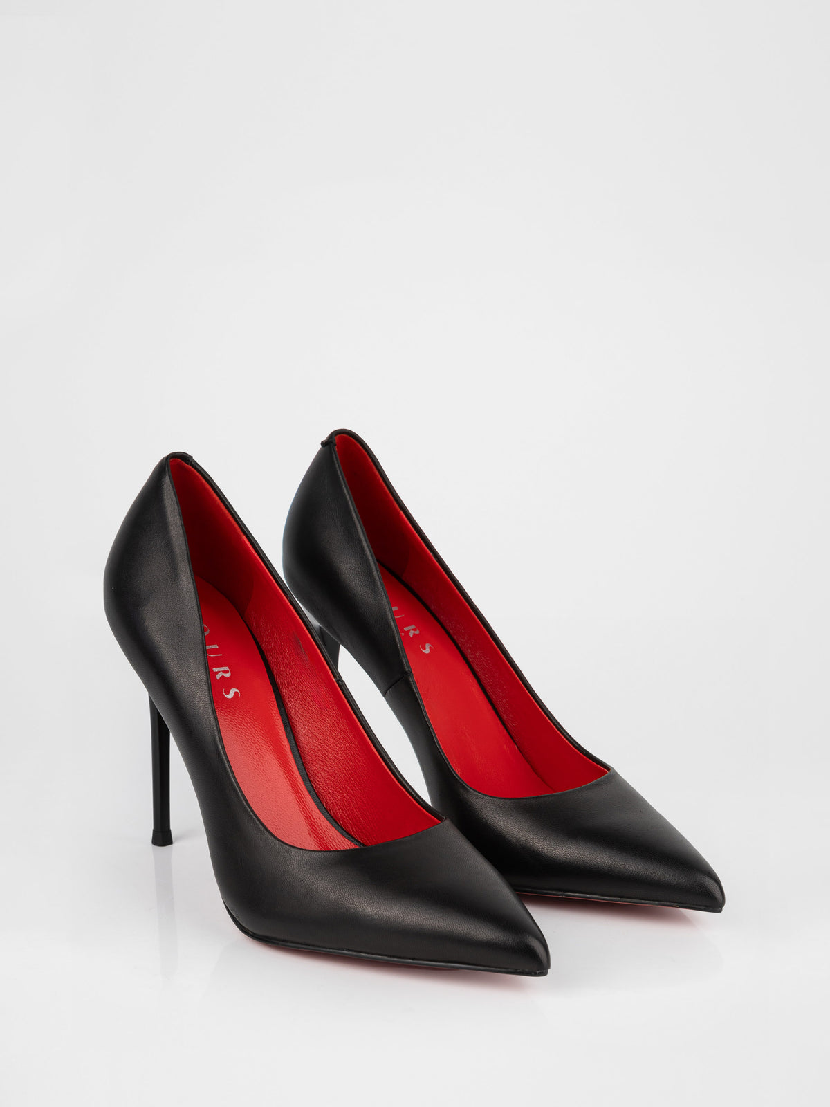 Zapatos de salón de piel mate negra con tacón de aguja
