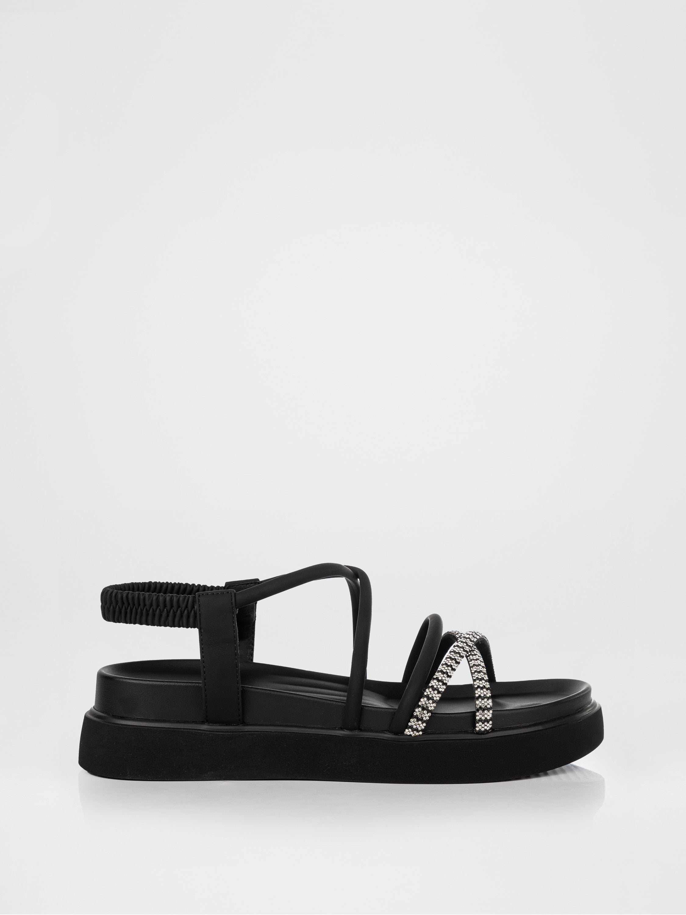 Sandalias negras de plataforma decoradas con piedras.