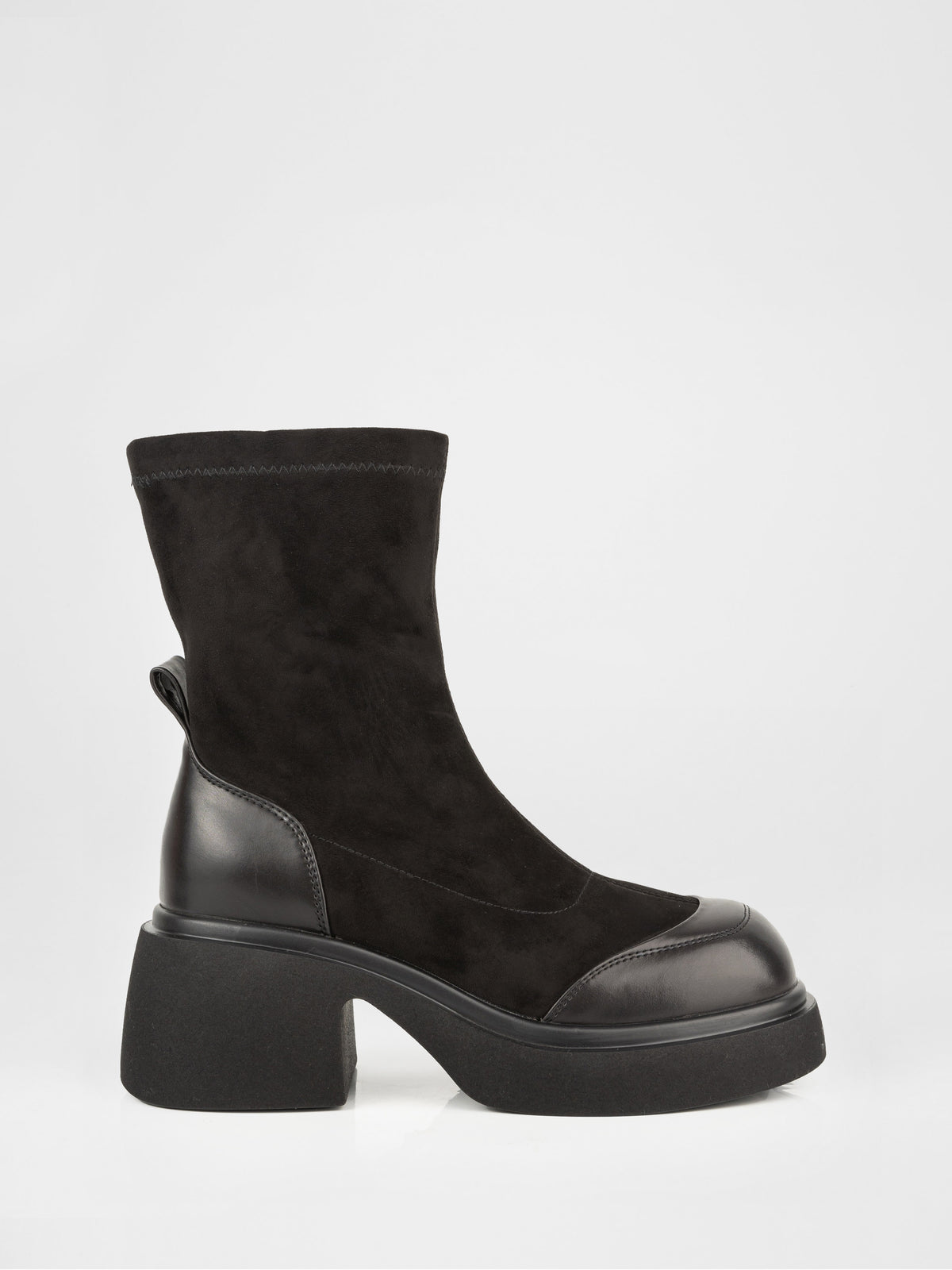 Botines de ante y piel negros con suela gruesa