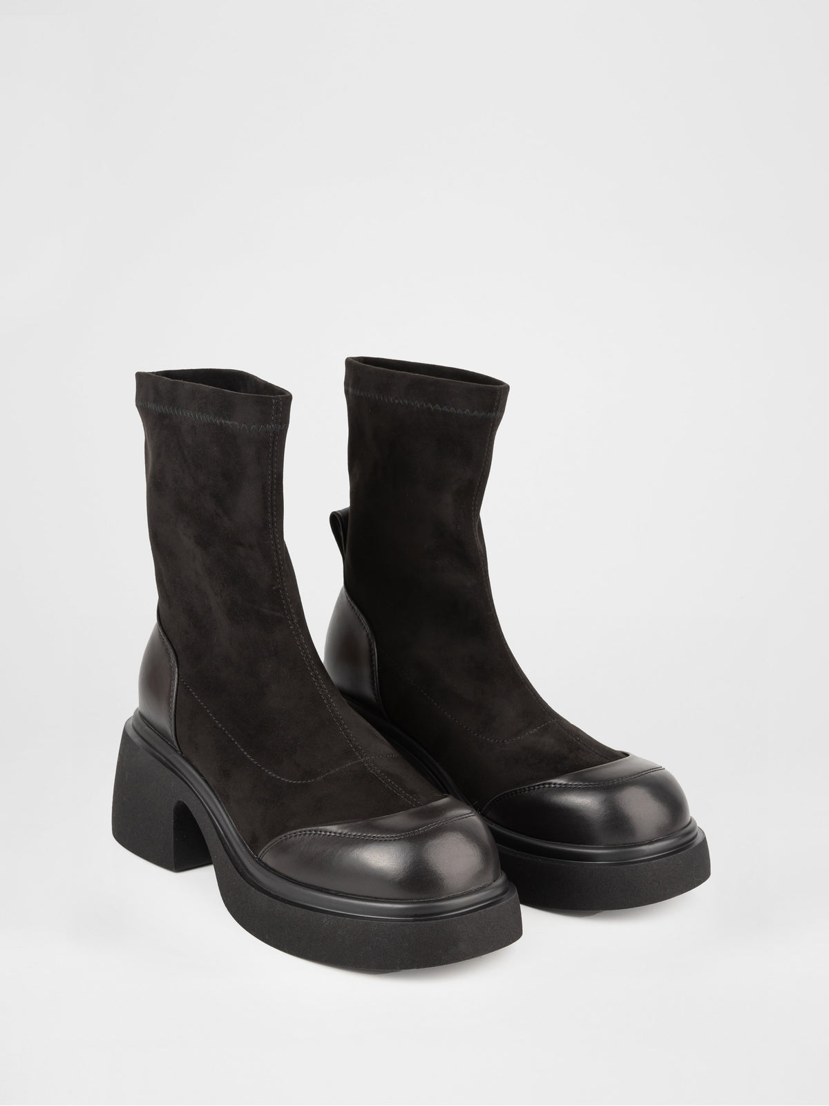 Botines de ante y piel negros con suela gruesa