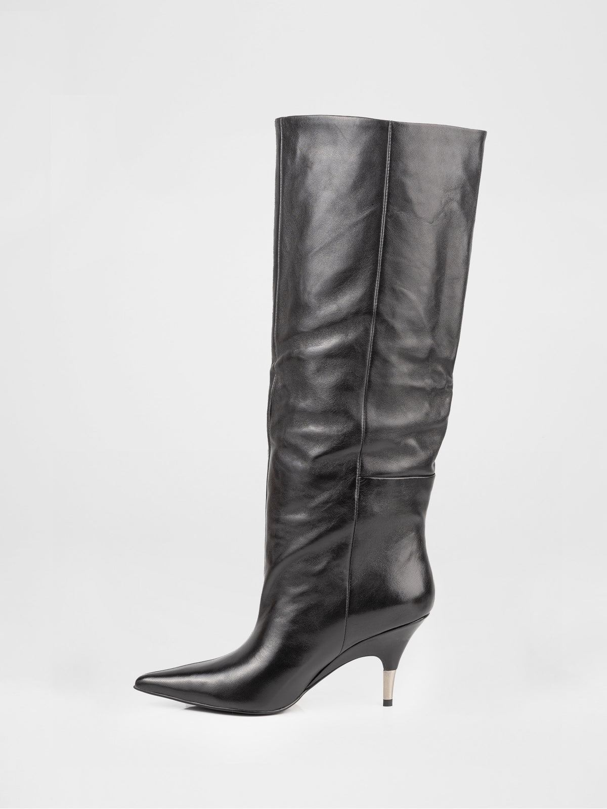 Botas altas drapeadas de piel negra