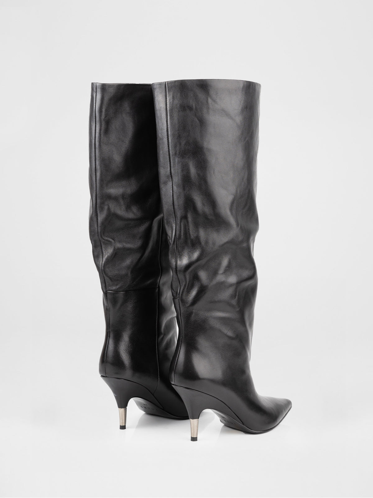 Botas altas drapeadas de piel negra