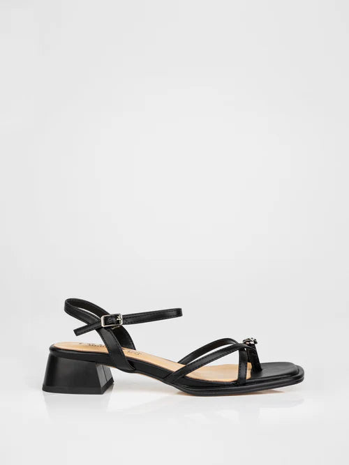 Sandalias negras decoradas con piedras
