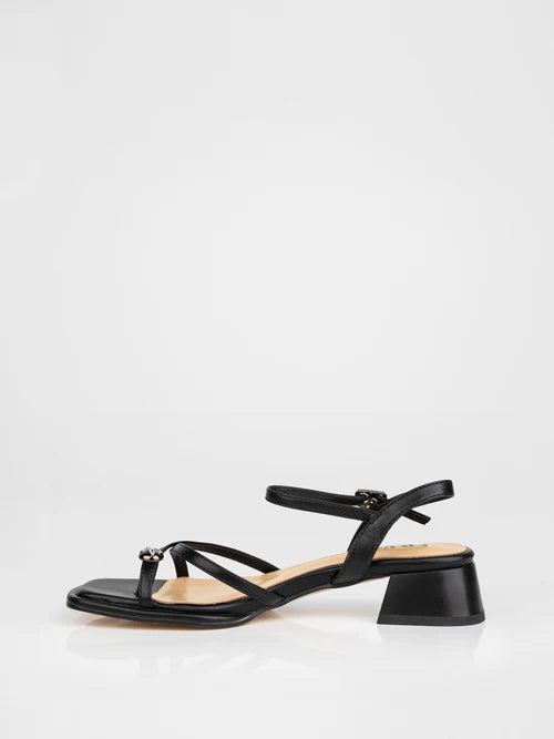 Sandalias negras decoradas con piedras
