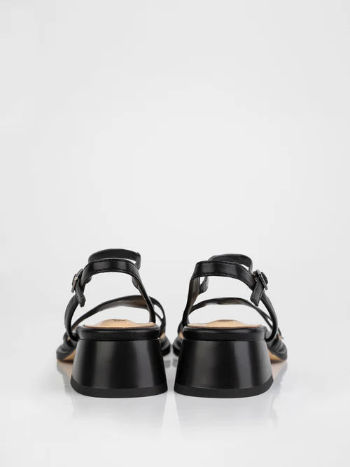 Sandalias negras decoradas con piedras